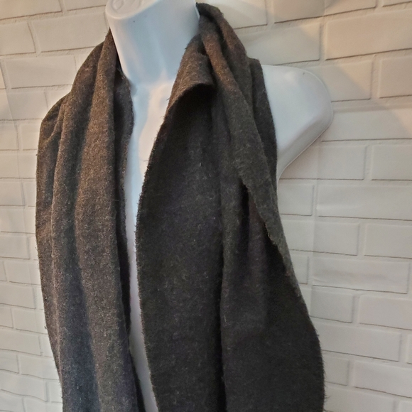 Gray Wool-like scarf - Picture 2 of 5